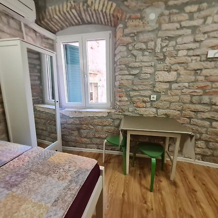 Rooms & Studio Apartments Sibenik Room photo