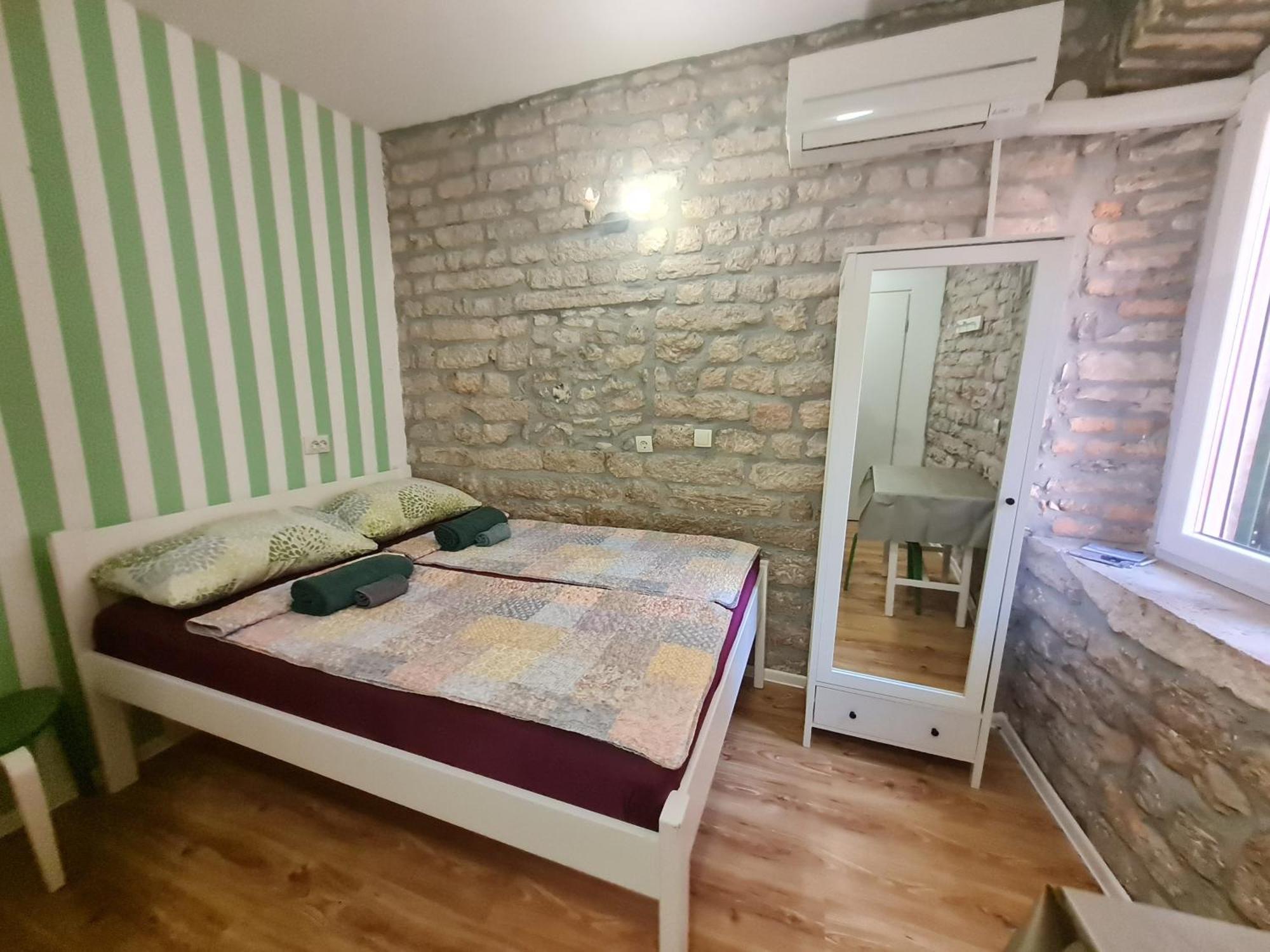 Rooms & Studio Apartments Sibenik Room photo